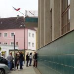 Vchod do úřadu v Soběslavi zdobí nová pamětní deska. Připomíná soběslavského rodáka pilota RAF Jaroslava Taudyho