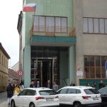 Vchod do úřadu v Soběslavi zdobí nová pamětní deska. Připomíná soběslavského rodáka pilota RAF Jaroslava Taudyho
