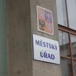 Vchod do úřadu v Soběslavi zdobí nová pamětní deska. Připomíná soběslavského rodáka pilota RAF Jaroslava Taudyho