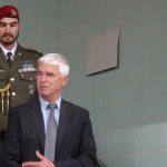 Vchod do úřadu v Soběslavi zdobí nová pamětní deska. Připomíná soběslavského rodáka pilota RAF Jaroslava Taudyho