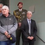 Vchod do úřadu v Soběslavi zdobí nová pamětní deska. Připomíná soběslavského rodáka pilota RAF Jaroslava Taudyho