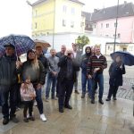 Vchod do úřadu v Soběslavi zdobí nová pamětní deska. Připomíná soběslavského rodáka pilota RAF Jaroslava Taudyho