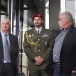 Vchod do úřadu v Soběslavi zdobí nová pamětní deska. Připomíná soběslavského rodáka pilota RAF Jaroslava Taudyho