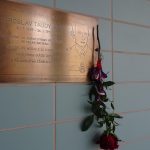 Vchod do úřadu v Soběslavi zdobí nová pamětní deska. Připomíná soběslavského rodáka pilota RAF Jaroslava Taudyho