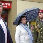 Vchod do úřadu v Soběslavi zdobí nová pamětní deska. Připomíná soběslavského rodáka pilota RAF Jaroslava Taudyho