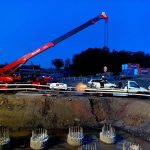 Auto vyletělo ze silnice a napíchlo se na piloty rozestavěné dálnice