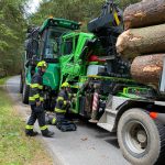 Na Krumlovsku se srazilo nákladní auto se štěpkovačem. Zraněného řidiče z náklaďáku vyprošťovali hasiči