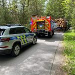 Na Krumlovsku se srazilo nákladní auto se štěpkovačem. Zraněného řidiče z náklaďáku vyprošťovali hasiči