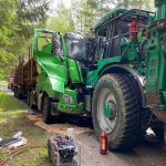 Na Krumlovsku se srazilo nákladní auto se štěpkovačem. Zraněného řidiče z náklaďáku vyprošťovali hasiči