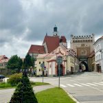 Malé náměstí v Prachaticích zdobí květinové pyramidy, ve Vodňanské ulici rozkvetou záhony