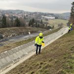 Podél nově budované dálnice D4 vzniknou divoké louky. Jihočeští skauti začali na jaře s výsevem