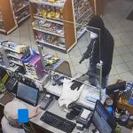 Maskovaný lupič se zbraní v ruce přepadl čerpací stanici v Blatné. Zachytily ho kamery