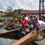 Božetická neckyáda stále populární. Diváci se dočkali pádů do vody i necek ala Titanic