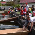 Božetická neckyáda stále populární. Diváci se dočkali pádů do vody i necek ala Titanic