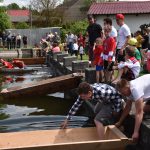 Božetická neckyáda stále populární. Diváci se dočkali pádů do vody i necek ala Titanic