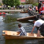Božetická neckyáda stále populární. Diváci se dočkali pádů do vody i necek ala Titanic