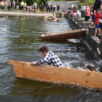 Božetická neckyáda stále populární. Diváci se dočkali pádů do vody i necek ala Titanic