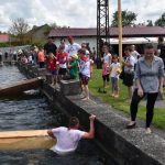 Božetická neckyáda stále populární. Diváci se dočkali pádů do vody i necek ala Titanic