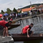 Božetická neckyáda stále populární. Diváci se dočkali pádů do vody i necek ala Titanic