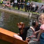 Božetická neckyáda stále populární. Diváci se dočkali pádů do vody i necek ala Titanic