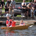Božetická neckyáda stále populární. Diváci se dočkali pádů do vody i necek ala Titanic