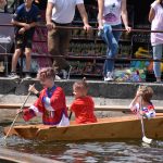 Božetická neckyáda stále populární. Diváci se dočkali pádů do vody i necek ala Titanic