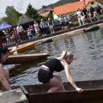 Božetická neckyáda stále populární. Diváci se dočkali pádů do vody i necek ala Titanic