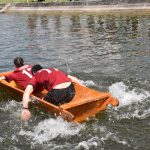 Božetická neckyáda stále populární. Diváci se dočkali pádů do vody i necek ala Titanic
