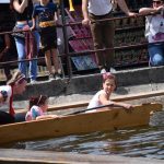 Božetická neckyáda stále populární. Diváci se dočkali pádů do vody i necek ala Titanic