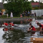 Božetická neckyáda stále populární. Diváci se dočkali pádů do vody i necek ala Titanic