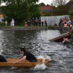 Božetická neckyáda stále populární. Diváci se dočkali pádů do vody i necek ala Titanic