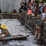 Božetická neckyáda stále populární. Diváci se dočkali pádů do vody i necek ala Titanic