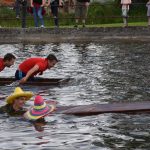 Božetická neckyáda stále populární. Diváci se dočkali pádů do vody i necek ala Titanic