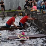 Božetická neckyáda stále populární. Diváci se dočkali pádů do vody i necek ala Titanic