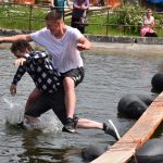 Božetická neckyáda stále populární. Diváci se dočkali pádů do vody i necek ala Titanic