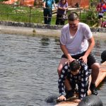 Božetická neckyáda stále populární. Diváci se dočkali pádů do vody i necek ala Titanic