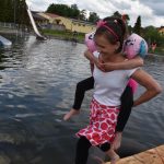 Božetická neckyáda stále populární. Diváci se dočkali pádů do vody i necek ala Titanic