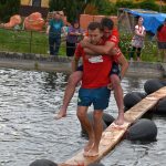 Božetická neckyáda stále populární. Diváci se dočkali pádů do vody i necek ala Titanic