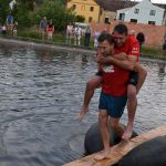 Božetická neckyáda stále populární. Diváci se dočkali pádů do vody i necek ala Titanic