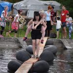 Božetická neckyáda stále populární. Diváci se dočkali pádů do vody i necek ala Titanic