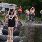 Božetická neckyáda stále populární. Diváci se dočkali pádů do vody i necek ala Titanic