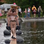 Božetická neckyáda stále populární. Diváci se dočkali pádů do vody i necek ala Titanic