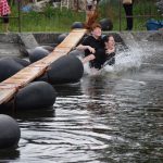 Božetická neckyáda stále populární. Diváci se dočkali pádů do vody i necek ala Titanic