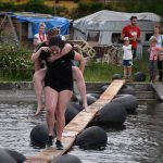 Božetická neckyáda stále populární. Diváci se dočkali pádů do vody i necek ala Titanic