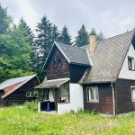 Práce na rekonstrukci horské chaty Libín začínají. Zhotovitelská firma si převzala staveniště