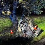 Zraněný řidič se dostal z vozidla. Auto vzplálo a zbyl z něj vrak