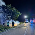 Zraněný řidič se dostal z vozidla. Auto vzplálo a zbyl z něj vrak
