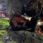 Zraněný řidič se dostal z vozidla. Auto vzplálo a zbyl z něj vrak