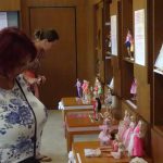 Sběratelka představuje ve veselském kulturním domě rozmanitý svět panenek Barbie