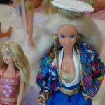 Sběratelka představuje ve veselském kulturním domě rozmanitý svět panenek Barbie
